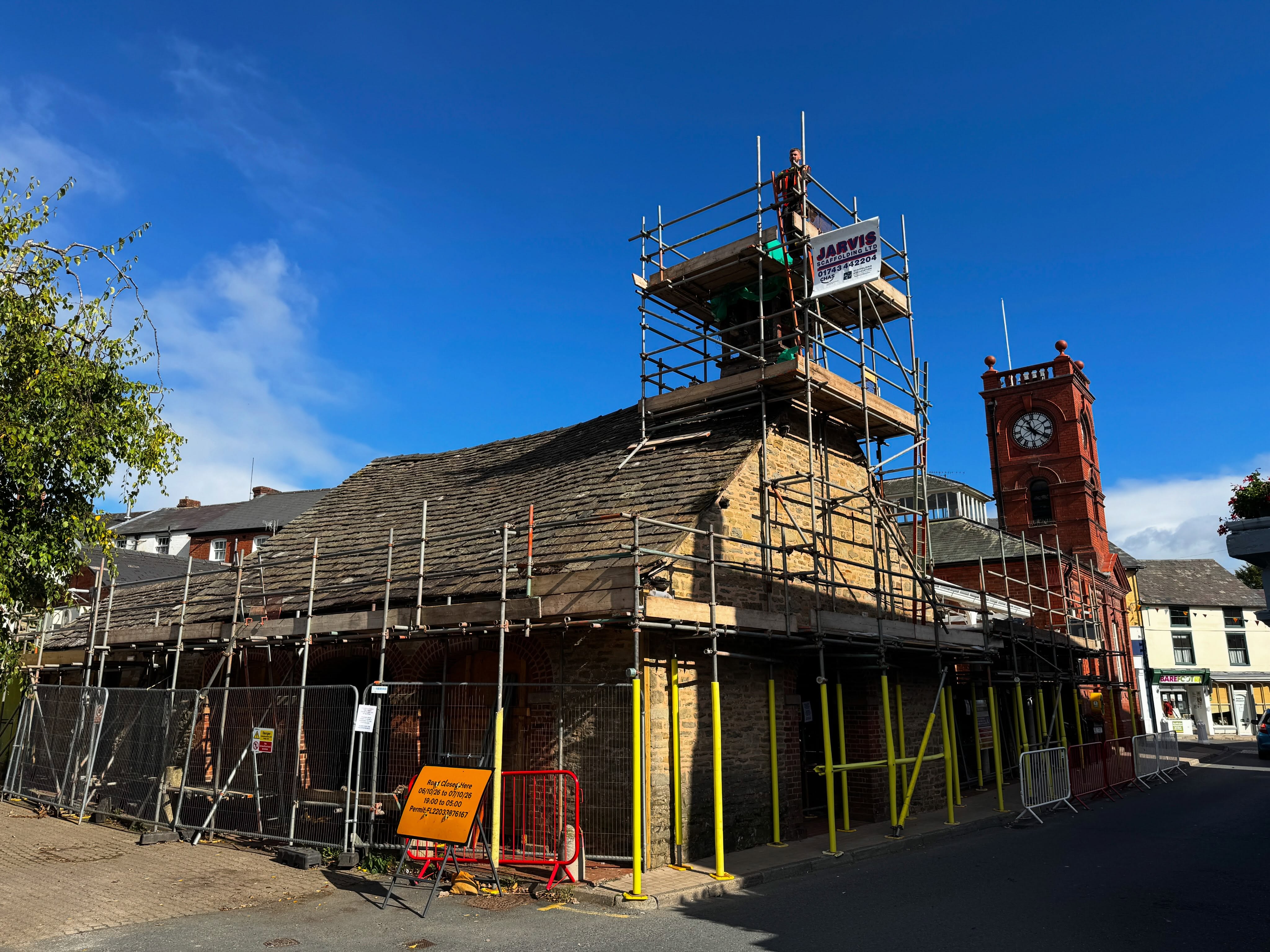 Start of work at Kington Market House for @hfdscouncil. Contractors are carefully removing the stone slate roof to reveal the oak roof structure ready for repair.
.
#buildingrepair #listedbuilding #herefordshirelife #listedbuildingconsent